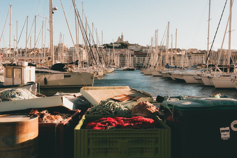 Cosa c'&egrave; da visitare a Marsiglia: il porto e la basilica di Notre-Dame de la Garde 